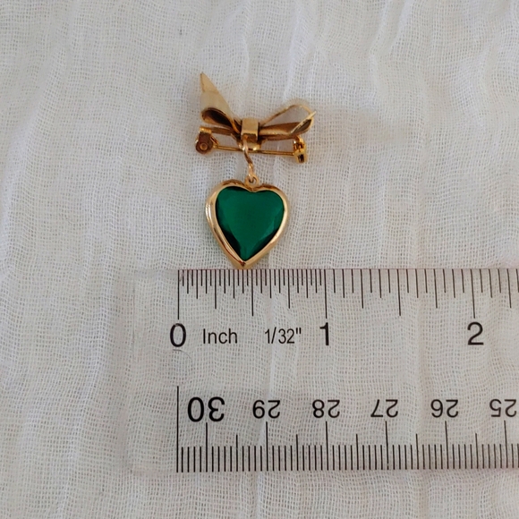 🍀Vintage Bow and Green Gem Heart Brooch💚 - Picture 9 of 11